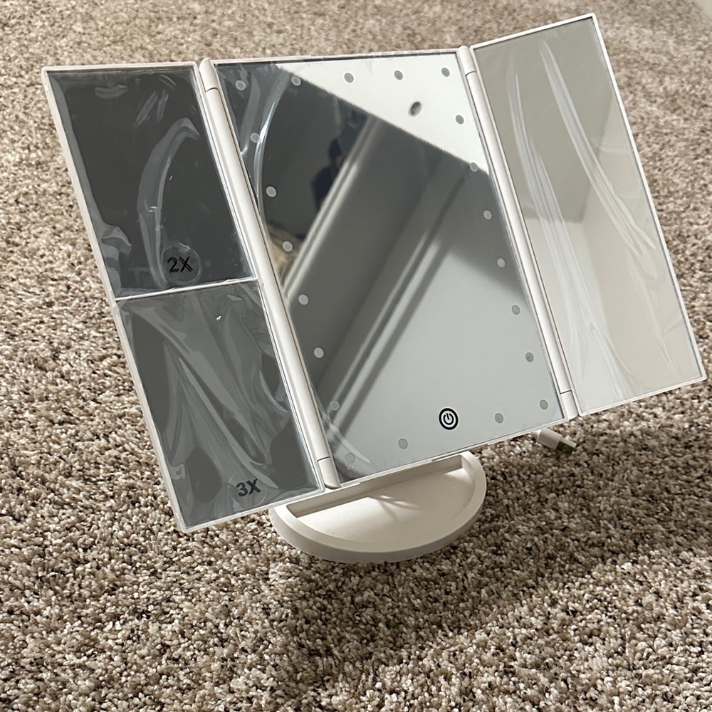 Tri-Fold LED Vanity Mirror - Picture 5 of 5